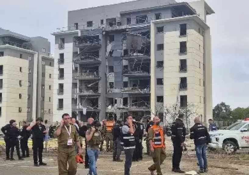14 مصابا في هجمات صاروخية إيرانية على وسط إسرائيل