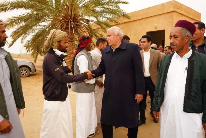 محافظ مطروح يلتقي أهالي قرية الجارة النائية ويستمع لمطالبهم.. صور