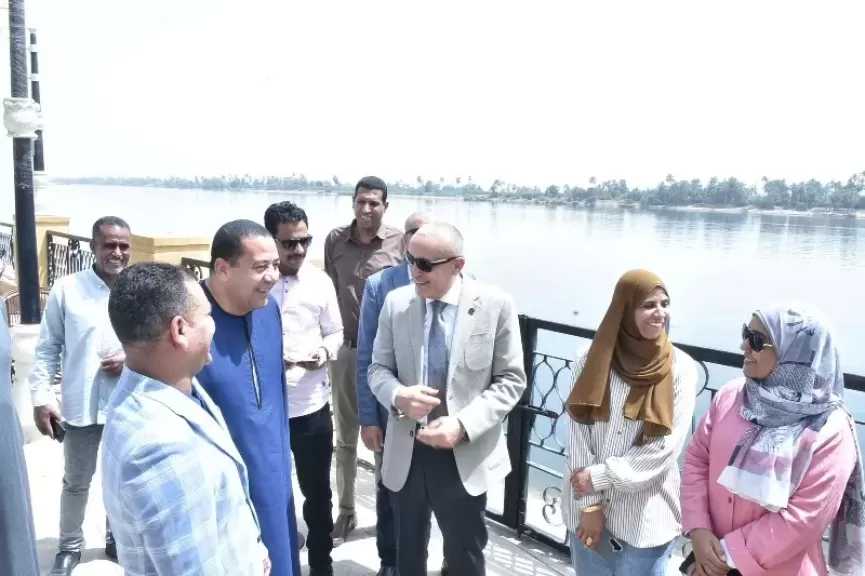 محافظ الأقصر يتفقد مشروعات التطوير والبنية التحتية بمدينة أرمنت.. صور