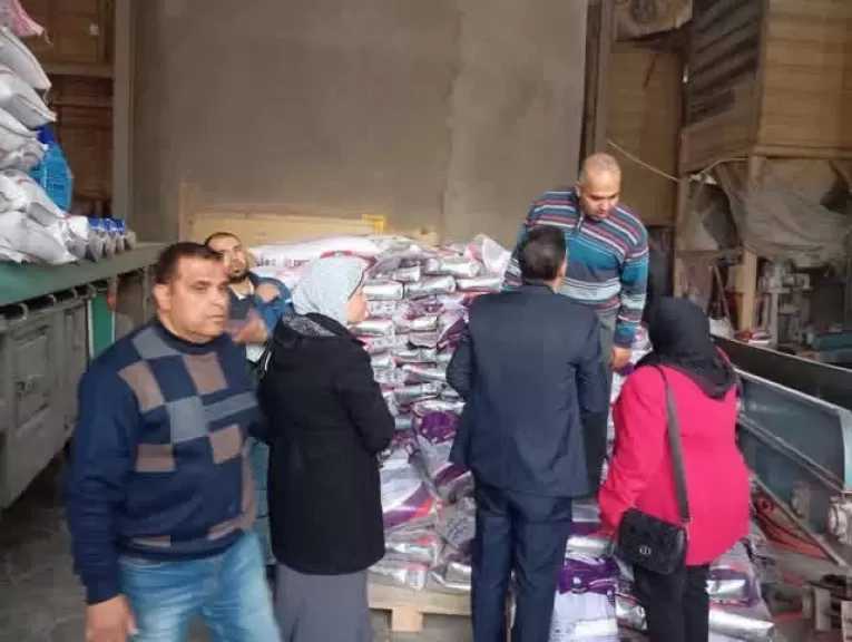تقرير رسمي لوزير الزراعة: 176 لجنة تفتيشية وفحص 293 مصنعاً ومخزناً للأعلاف وإحالة 26 مخالفة للنيابة خلال مارس