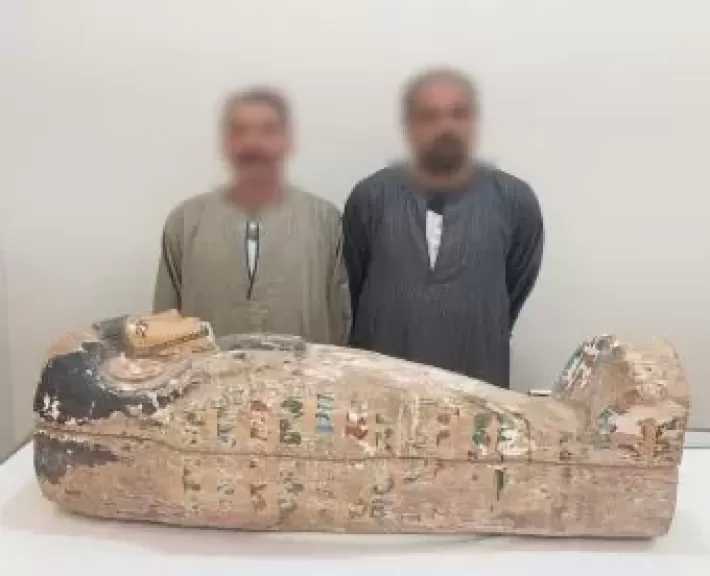ضبط تابوت أثري بحوزة شخصين في سوهاج