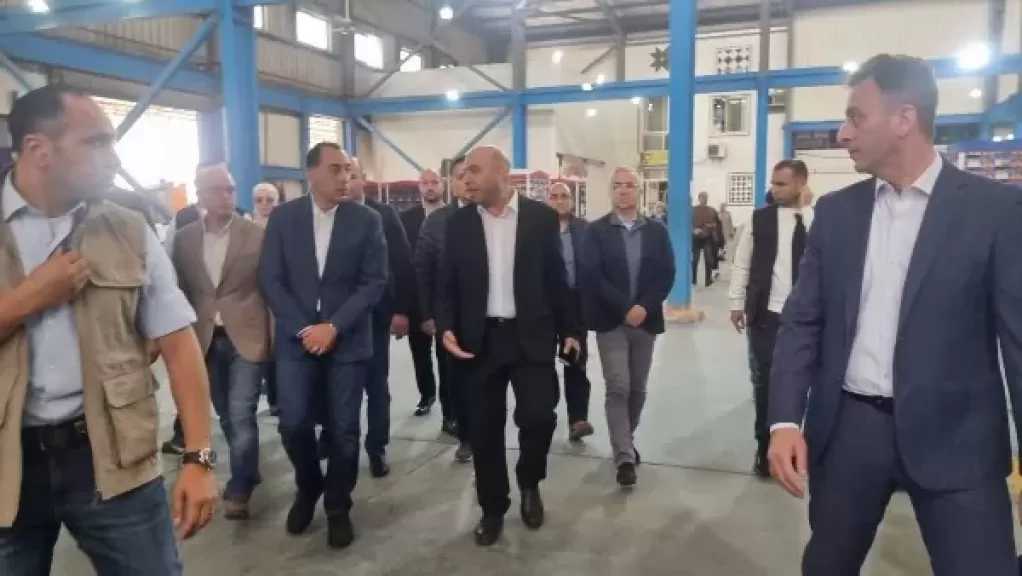 رئيس الوزراء يتفقد أحد مصانع تصدير البرتقال في بنها