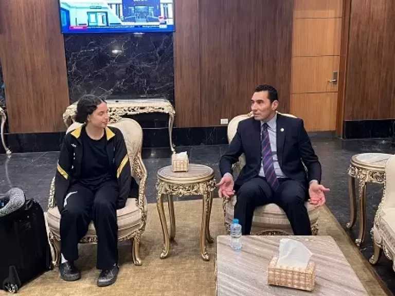 جوهر نبيل يستقبل هنا جودة بعد إنجازها التاريخي في كأس العالم لتنس الطاولة