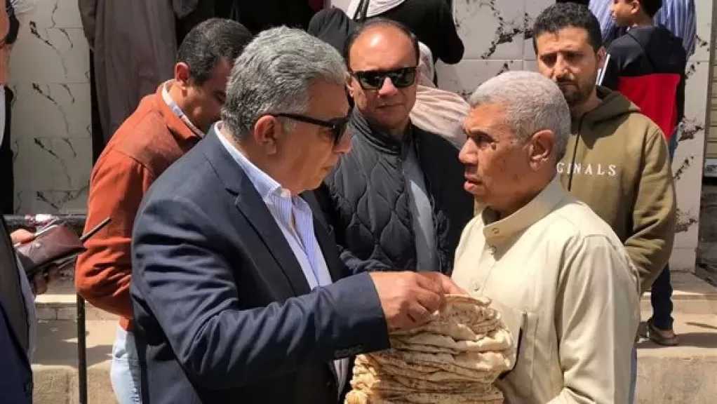 محافظ الدقهلية يتابع انتظام صرف الخبز بمخبز المحافظة
