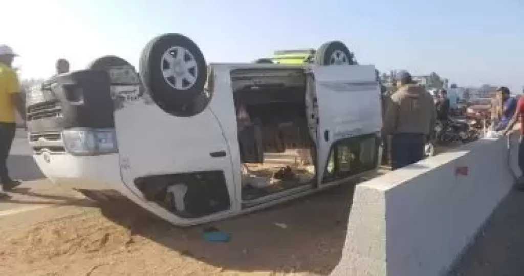 مصرع شخص وإصابة 11 آخرين في انقلاب ميكروباص بطريق مصر أسيوط الغربي