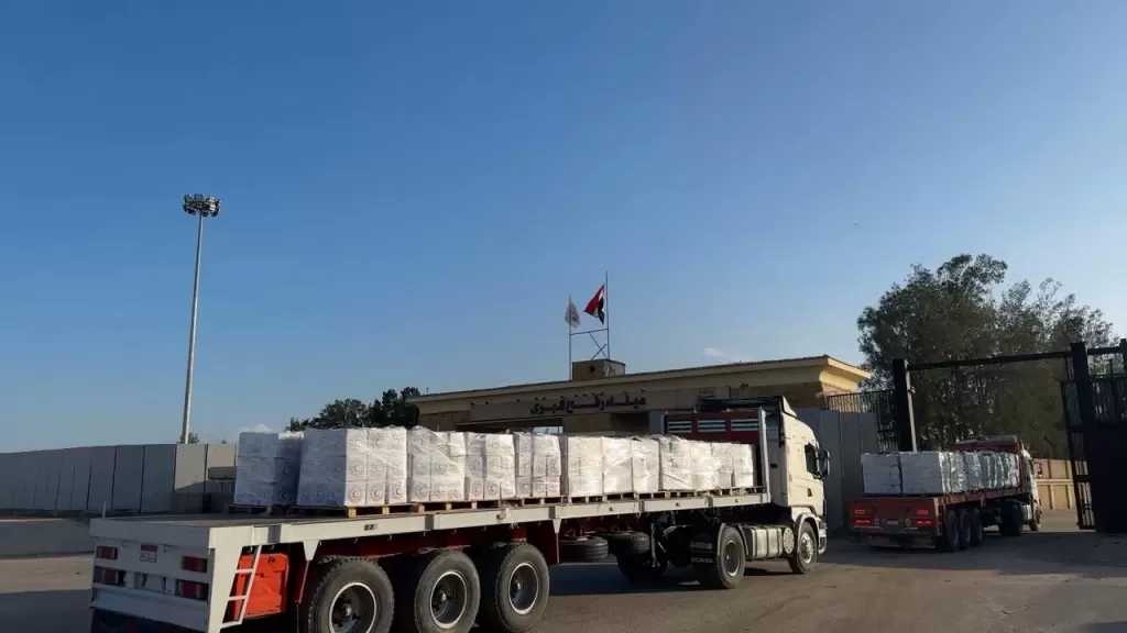 الهلال الأحمر المصري :177 ألف قطعة ملابس شتوية عبر قافلة «زاد العزة» الـ172 لغزة