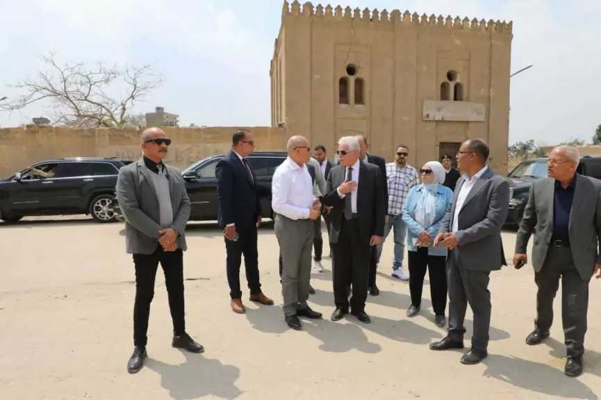 مستشار رئيس الجمهورية يتفقد أعمال التطوير الجارية بمنطقة القاهرة التاريخية