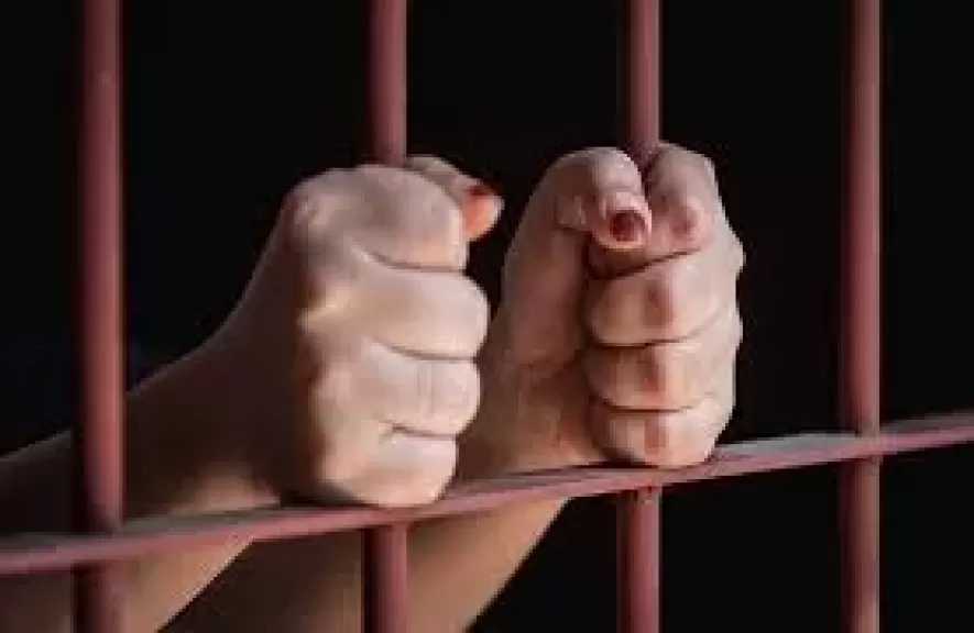 ضبط سيدة تعدت على طفلة بالضرب لاستغلالها فى أعمال التسول بالإسكندرية