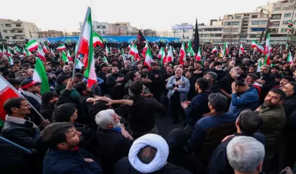 آلاف الإيرانيين يشاركون في تأبين المرشد الأعلى الراحل خامنئي