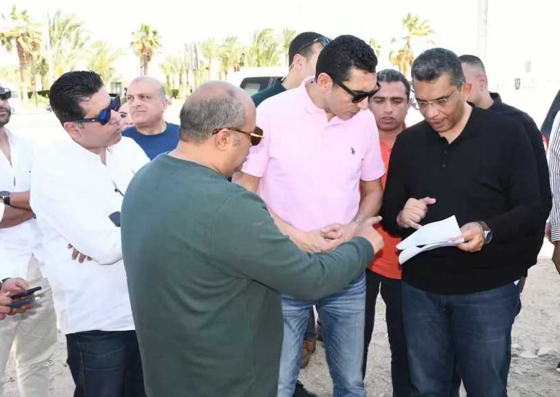 وزير الشباب والرياضة ومحافظ البحر الأحمر يتفقدان قطعة الأرض المخصصة لإقامة القرية الأولمبية