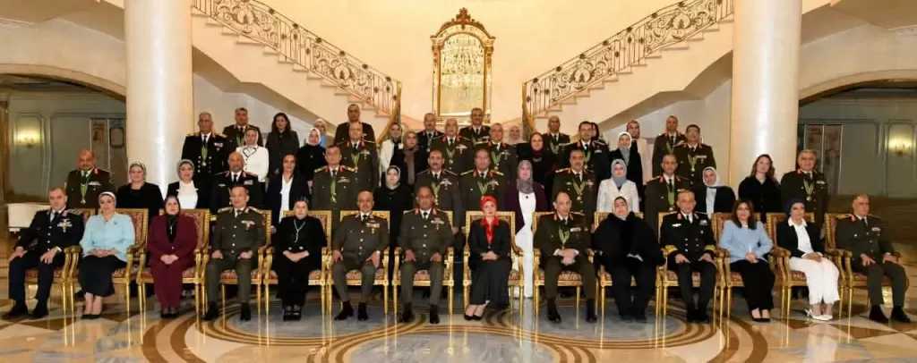 وزير الدفاع يكرم عددا من القادة الذين أوفوا العطاء بالقوات المسلحة