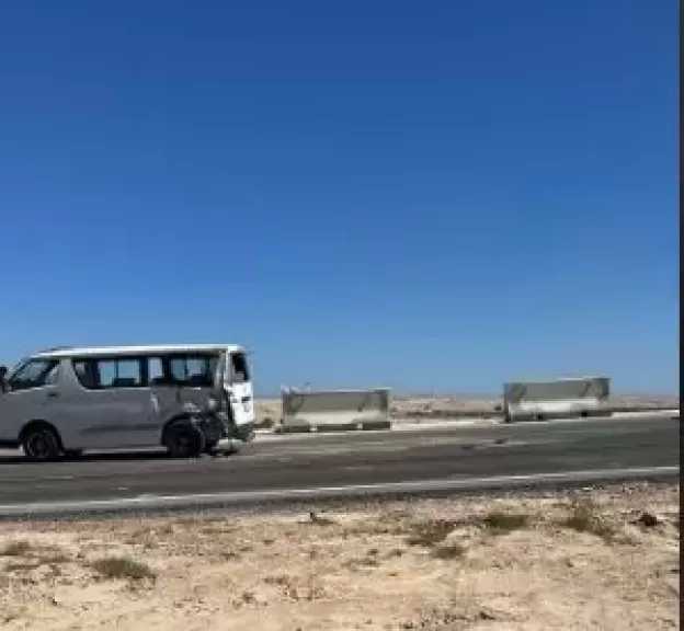 إصابة شخصين إثر تصادم سيارتين ميكروباص بكورنيش مدينة رأس الحكمة الجديدة