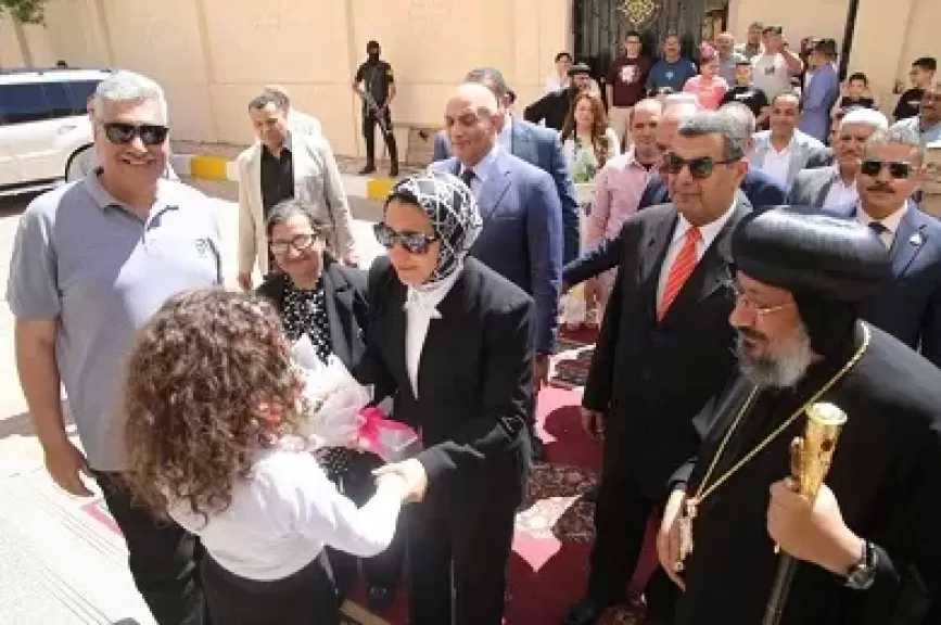 محافظ الوادي الجديد تزور كنيسة العذراء بالخارجة لتهنئة نيافة الأنبا أرسانيوس بعيد القيامة
