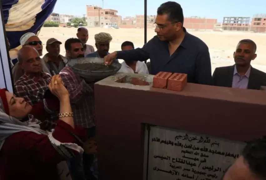 محافظ البحر الأحمر يضع حجر أساس مركز بدر الإسلامي بالقصير