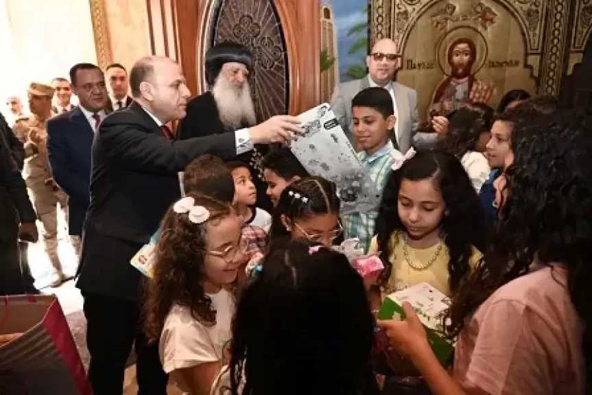 محافظ الغربية يوزع هدايا الرئيس على الأطفال داخل الكنائس احتفالا بعيد القيامة