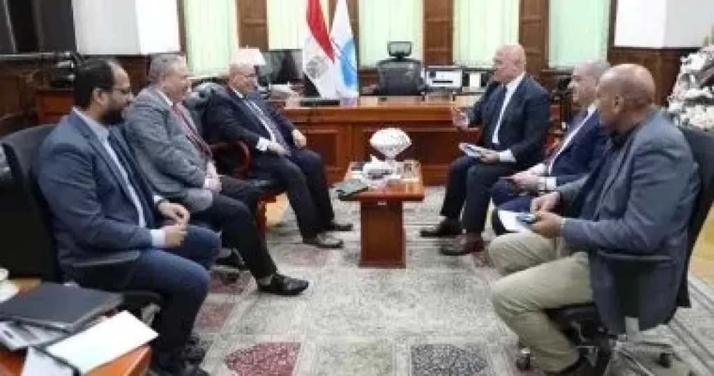 رئيس القابضة للمياه يناقش تحسين خدمات مياه الشرب والصرف الصحي