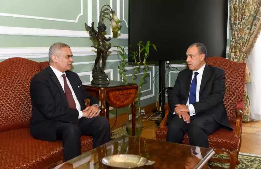 وزير الخارجية يستقبل رئيس اللجنة الوطنية لشئون اللاجئين