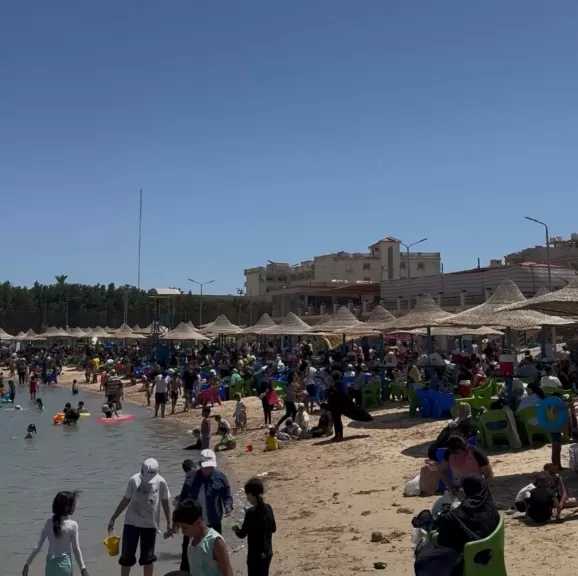 إقبال جماهيري على شواطئ النادي الاجتماعي في الغردقة خلال احتفالات الربيع