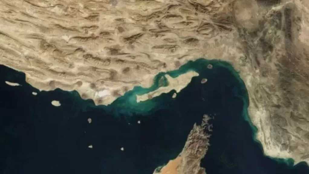 أستاذ قانون دولي: لا يحق لأي دولة فرض رسوم على السفن العابرة بالمضيقات الدولية
