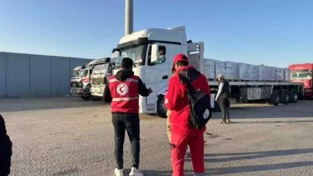 الهلال الأحمر يدفع بأكثر من 155 ألف سلة غذائية ومواد إغاثية عبر قافلة «زاد العزة» الـ 176