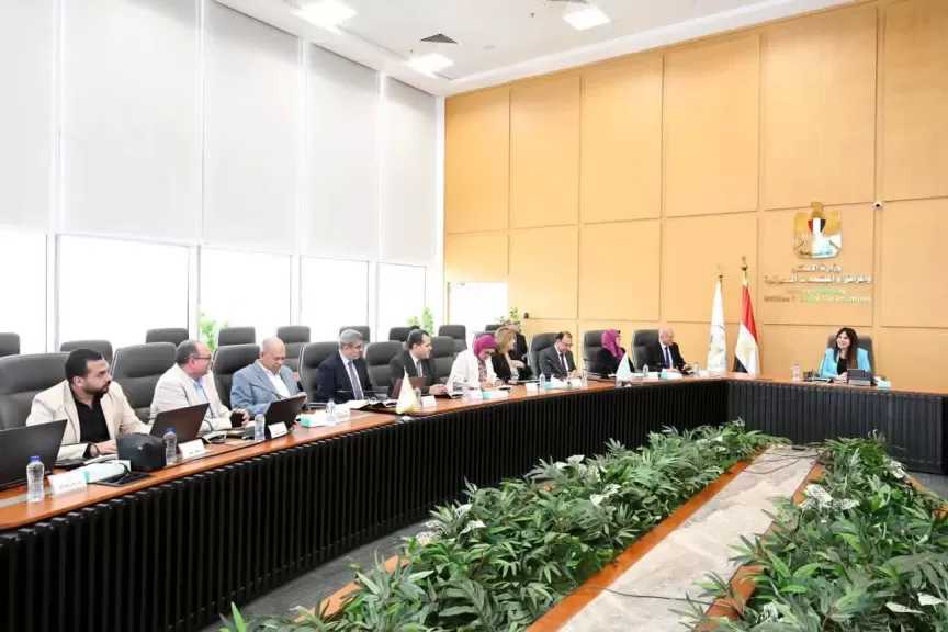 المهندسة راندة المنشاوي تؤكد أهمية الالتزام بالجداول الزمنية المحددة للانتهاء من المشروعات مع مراعاة أعلى معايير الجودة في التنفيذ
