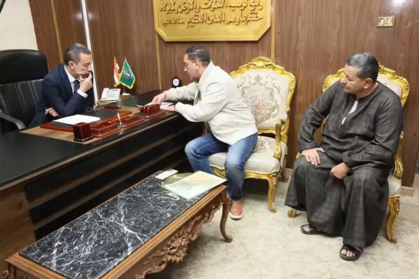 محافظ المنوفية يلتقي عددًا من المواطنين ويوجه بالفحص الفوري واتخاذ إجراءات عاجلة لحل شكواهم وتلبية متطلباتهم وفقاً للوائح والقوانين