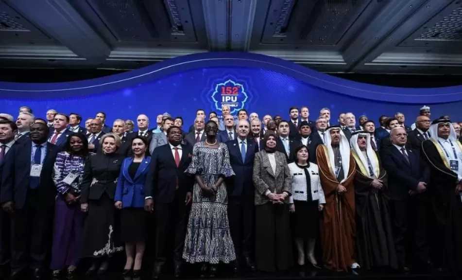 برلماني إيراني يحمل حقيبة مدرسية ملطخة بالدماء إلى اجتماع دولي