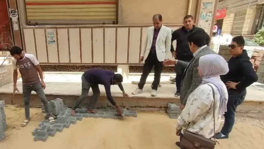 رصف 4 شوارع بـ الإنترلوك بحي شرق في كفر الشيخ | صور