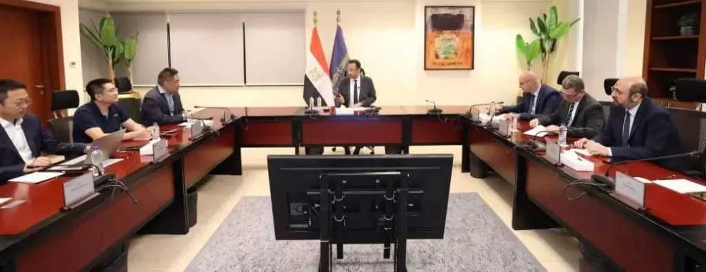وزير الاتصالات يبحث مع شركة هونر HONOR العالمية خططها المستقبلية لتصنيع الهواتف الذكية في مصر