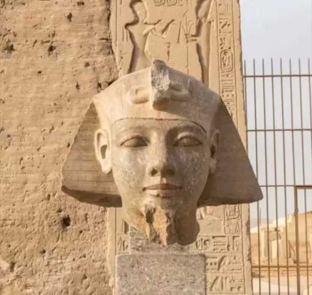 ترميم رأس تمثال من الجرانيت للملك رمسيس الثاني داخل معبده في أبيدوس بمحافظة سوهاج خطوة نوعية في مسار صون التراث المصري
