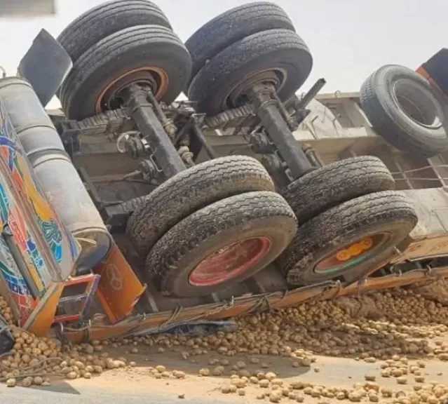 انقلاب سيارة نقل ثقيل محملة بـ60 طن بطاطس في الوادي الجديد