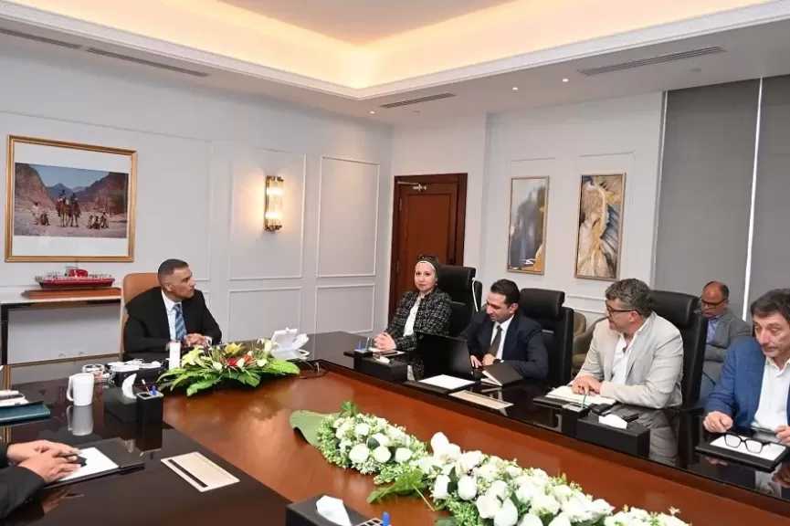 محافظ جنوب سيناء يبحث خطة تطوير النقل الذكي والأخضر في شرم الشيخ