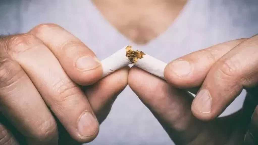 الصحة تكشف مخاطر التدخين وفوائد الإقلاع