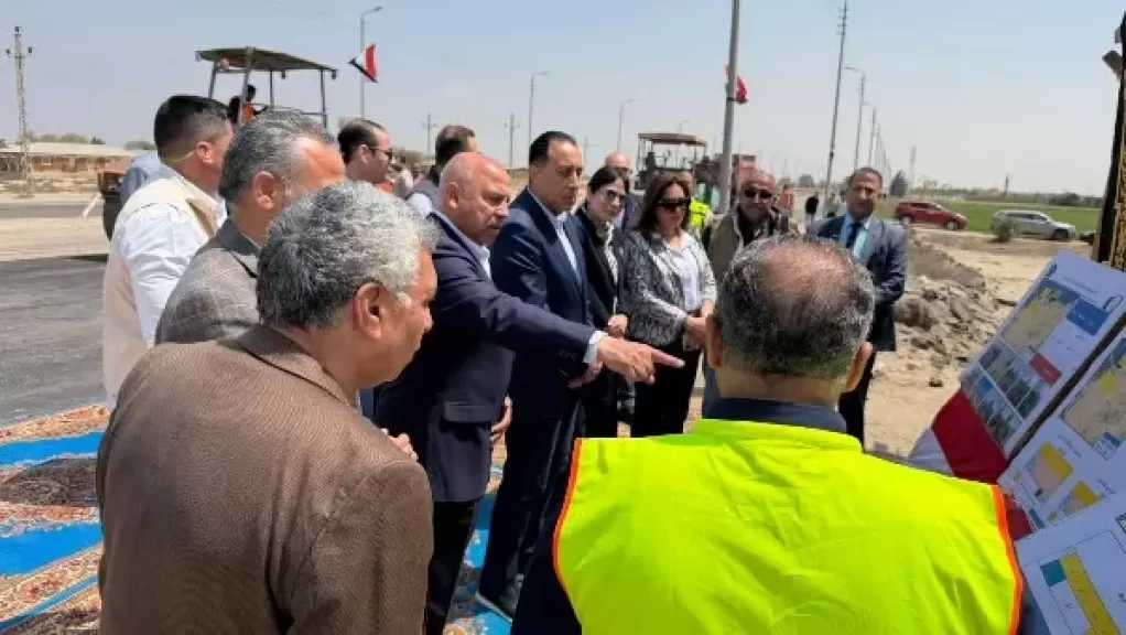 رئيس الوزراء يتفقد مشروعات التنمية بشمال سيناء ويفتتح مصنعًا للصناعات البلاستيكية ببئر العبد