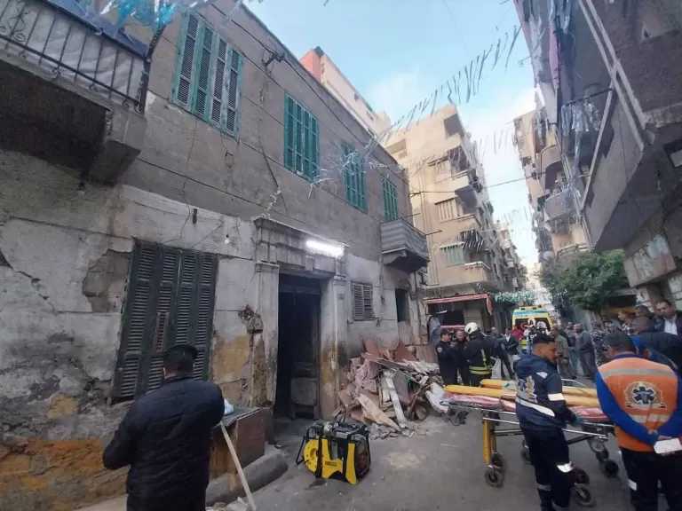 وفاة 3 أشخاص ونجاة 3 آخرين في حادث انهيار جزئي بعقار وسط الإسكندرية