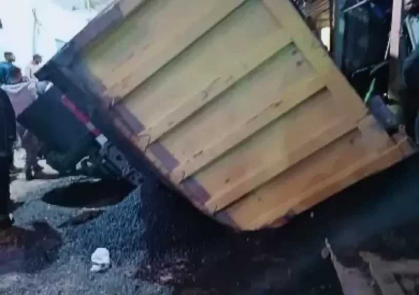 النيابة تباشر التحقيق في حادث مصرع 3 أشخاص إثر انقلاب سيارة محمّلة بالأسفلت في الإسكندرية