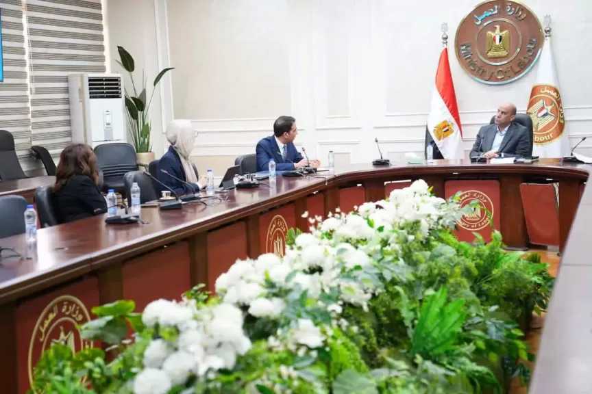 لدعم برامج التدريب المهني وتأهيل الشباب لسوق العمل.. وزير العمل يلتقي وفد مبادرة ”الاستثمار من أجل التوظيف”