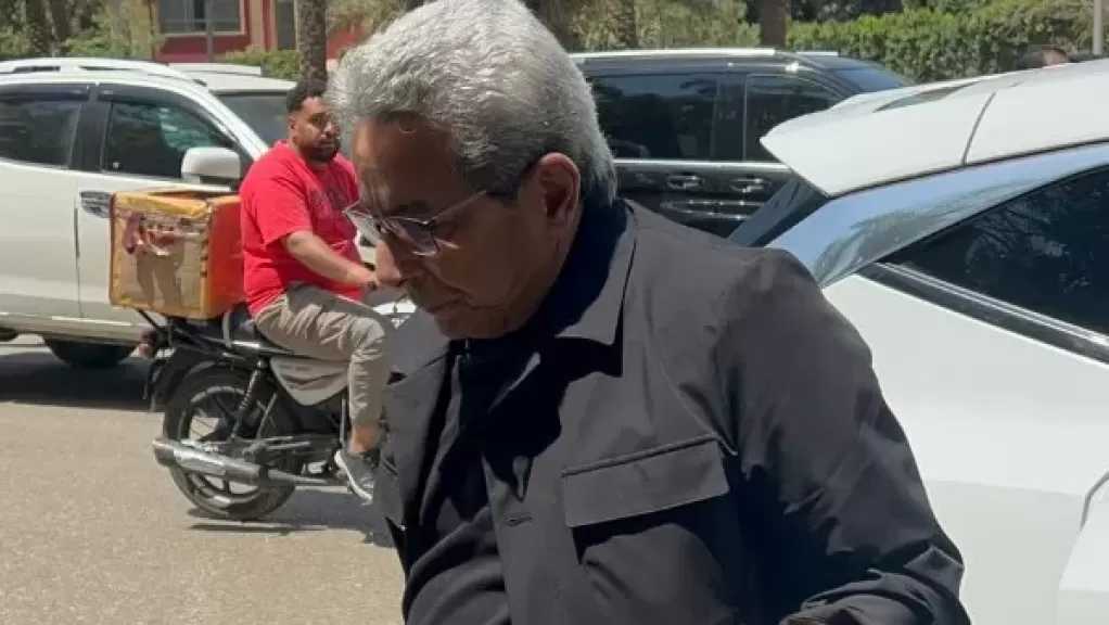 محمود سعد أول الحضور بجنازة والد منة شلبي