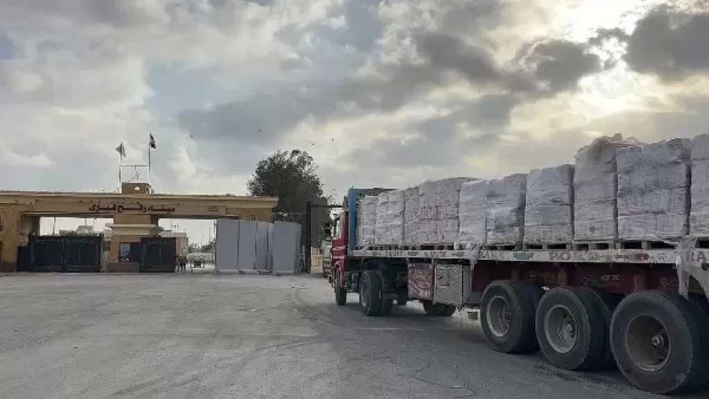 الهلال الأحمر يدفع قافلة «زاد العزة» الـ 180 بمساعدات 4 آلاف طن