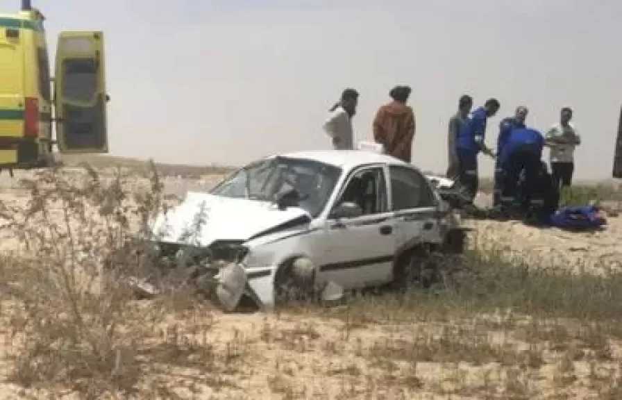 إصابة 3 أشخاص إثر انقلاب سيارة تاكسي على طريق الخارجة- أسيوط بالوادي الجديد