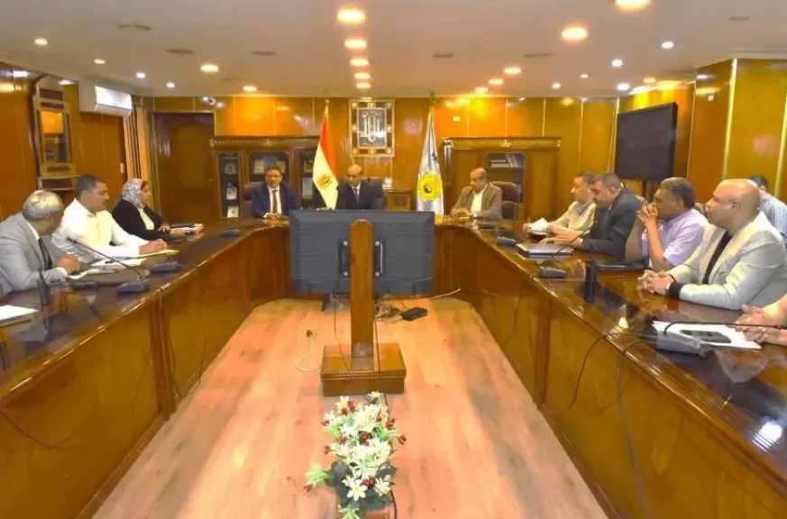 محافظ أسيوط: تسريع تقنين أراضي الدولة والتصالح في مخالفات البناء وتقديم التيسيرات للمواطنين