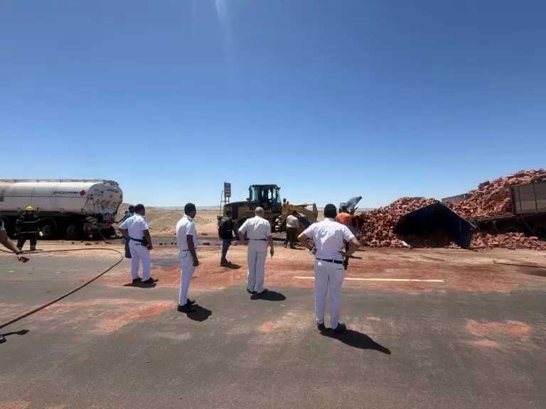 ​السيطرة على تسريب مواد بترولية إثر حادث تصادم شاحنتين بطريق «رأس غارب - الغردقة».. صور