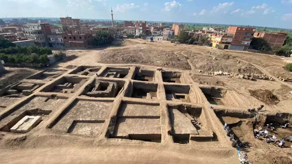 وزارة السياحة والآثار: الكشف عن تمثال ضخم بمنطقة تل فرعون بمحافظة الشرقية