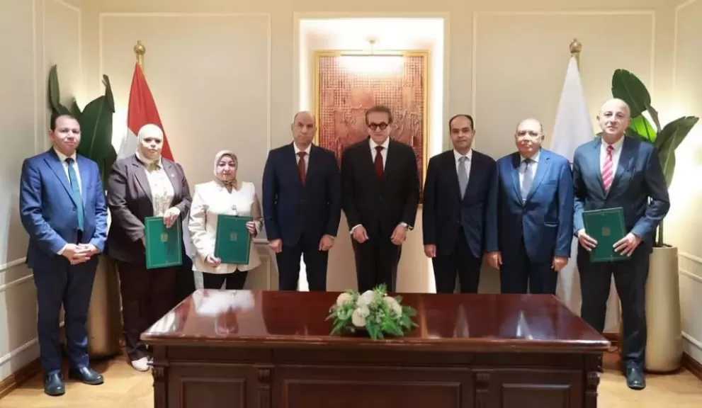 وزيرا الصحة والعمل ورئيس المجلس الصحي المصري يشهدون توقيع بروتوكول تعاون ثلاثي لتقديم خدمات صحية متكاملة وتطوير منظومة التدريب المهني