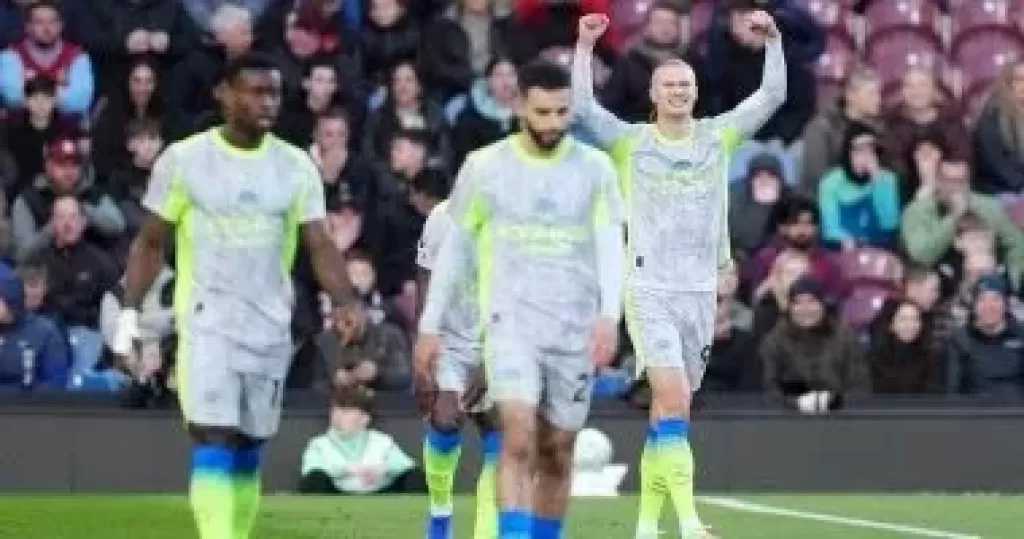 مانشستر سيتي يتخطى بيرنلي ويخطف صدارة الدوري الإنجليزي