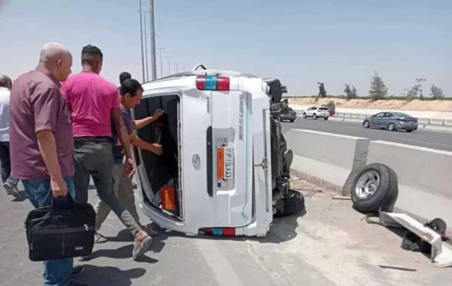 مصرع شخص وإصابة 14 في انقلاب ميكروباص على طريق سفاجا – قنا