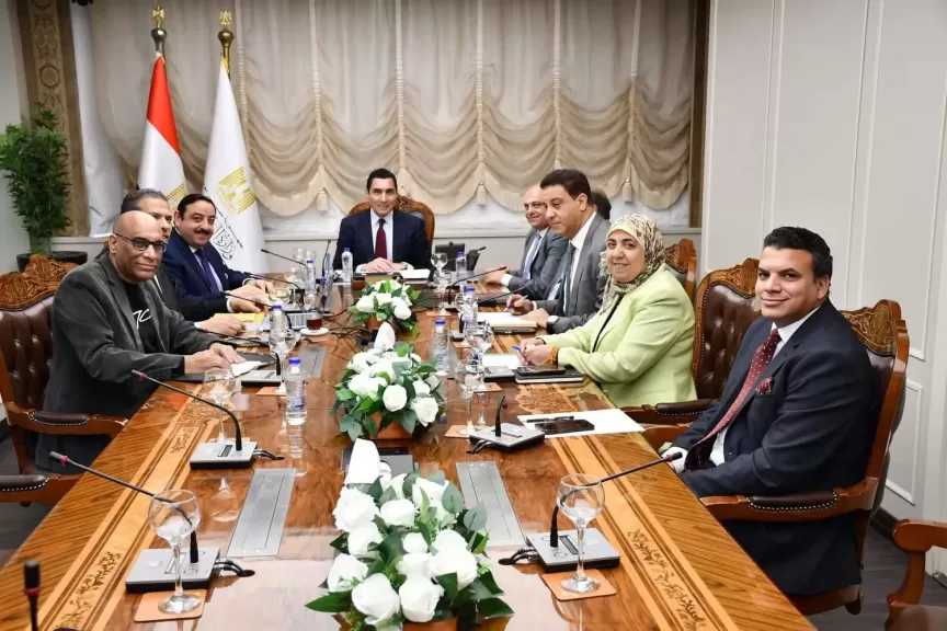 وزير الشباب والرياضة يلتقي مسؤولي شركة المقاولون العرب لإدارة المرافق
