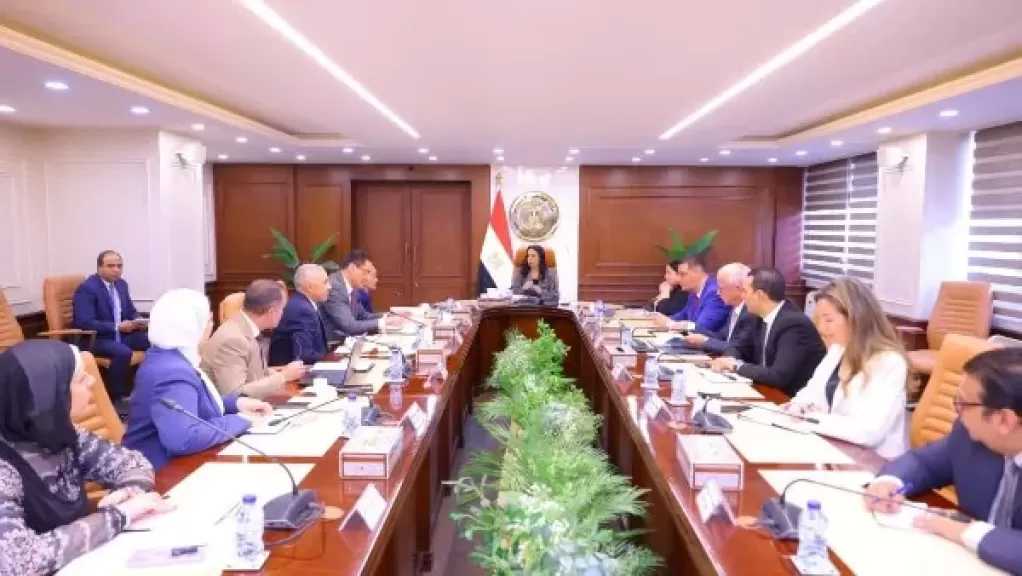 تنفيذاً لتوجيهات الرئاسة.. وزيرة التضامن تستعرض الموقف التنفيذي لمراكز تجميع ومواءمة الأطراف الصناعية