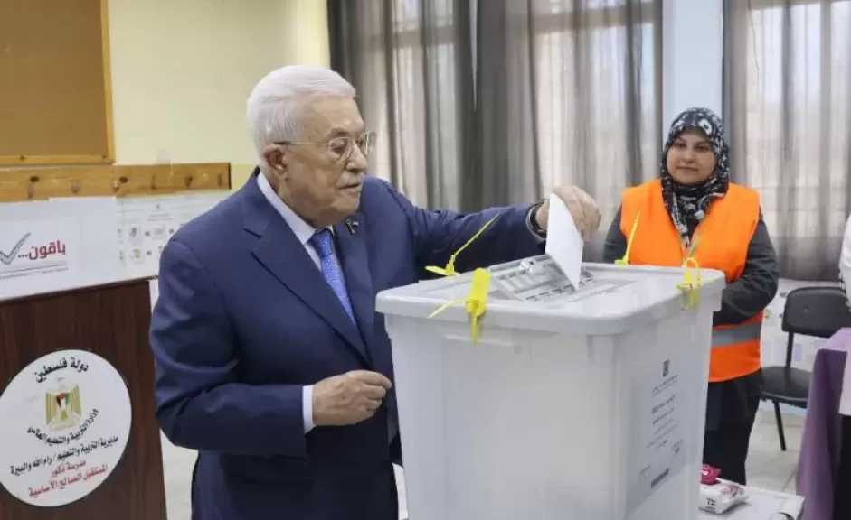 الرئيس الفلسطيني يدلي بصوته في الانتخابات المحلية بمدينة البيرة