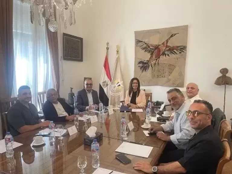 وزيرة الثقافة تناقش سبل تطوير صناعة السينما المصرية مع عدد من المخرجين والمنتجين